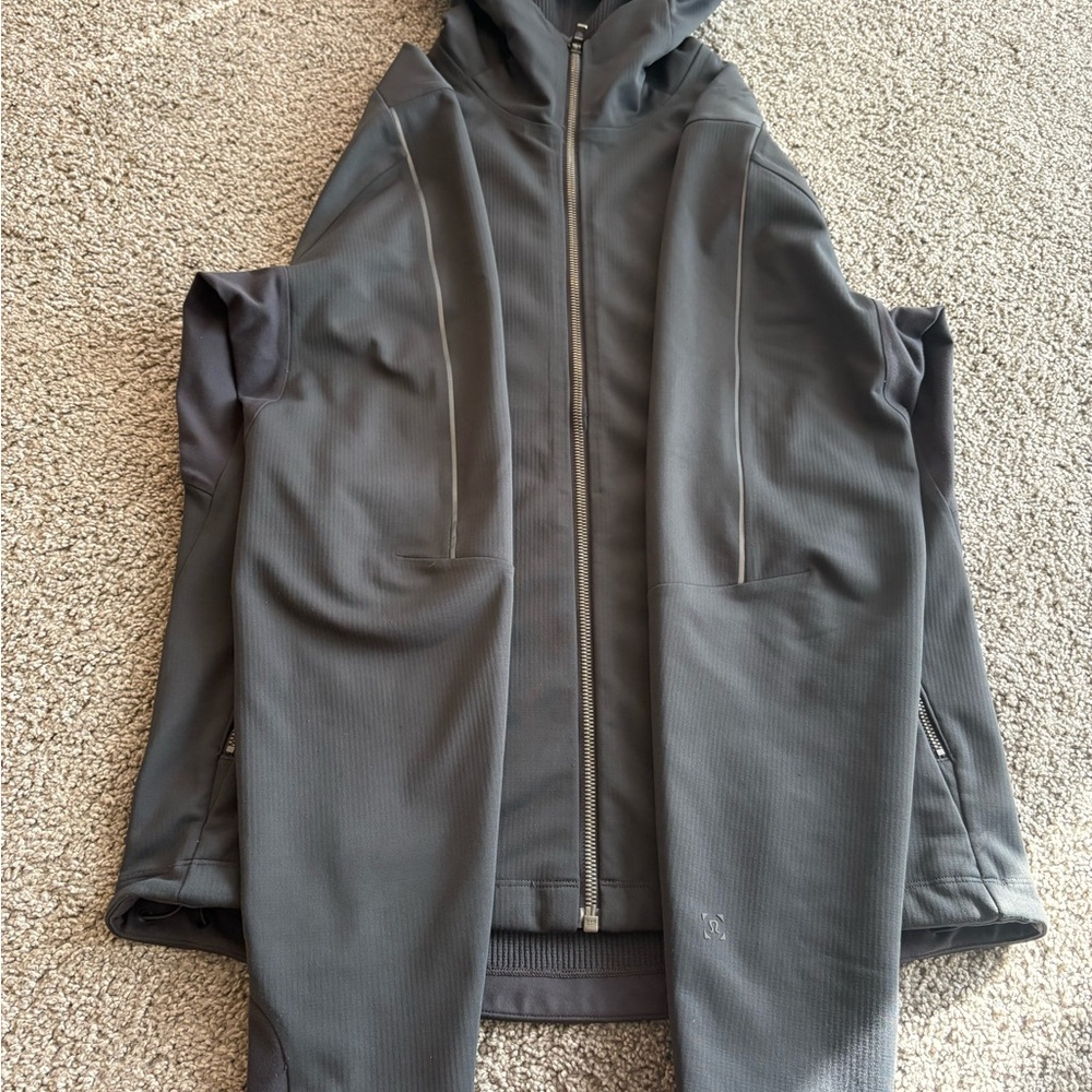 Lululemon hooded unisex jacket. Excellent condition very warm.